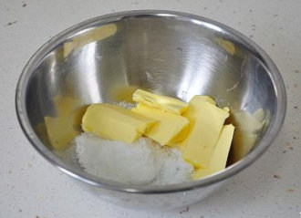 1、萌媚酥香的玛格丽特饼干,将白糖、盐、黄油称量后加入盆中。