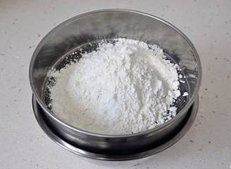 2、萌媚酥香的玛格丽特饼干,过筛加入混合好的面粉及玉米淀粉。