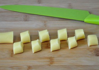 4、萌媚酥香的玛格丽特饼干,将面团取出，擀成细条状，再均匀的切成小段。