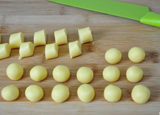 5、萌媚酥香的玛格丽特饼干,将小面段每个都滚成圆球状。