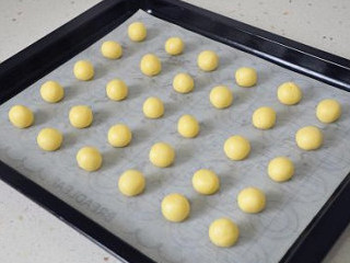 6、萌媚酥香的玛格丽特饼干,再把小面球整齐的摆放到烤盘中，每个都要留出足够的间距。
