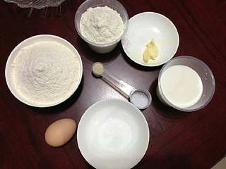 1、【培根菠萝披萨】,准备好面皮的材料。