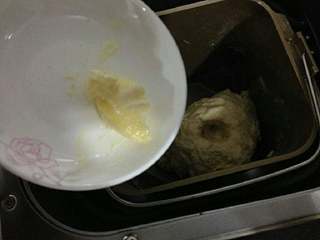 3、【培根菠萝披萨】,到了扩展阶段加入软化后的黄油，再次启动和面程序。