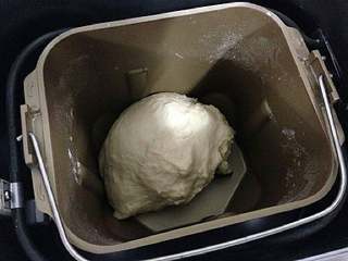 4、【培根菠萝披萨】,完成和面后盖上保鲜膜进行发酵。