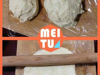 5、【培根菠萝披萨】, 发酵完成后拿出来揉搓排气后分成2分，放在板上松驰15分钟。用擀面杖压成圆形。