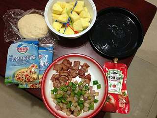 6、【培根菠萝披萨】,准备了馅料，培根要先煎一下至两面微焦。青椒、洋葱炒断生。披萨盘抹一层黄油。