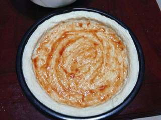 8、【培根菠萝披萨】, 抹上一层番茄酱或是披萨酱。