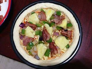 10、【培根菠萝披萨】,摆上菠萝。