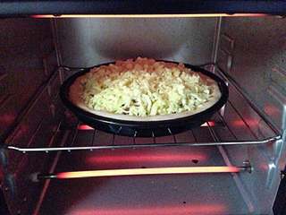 12、【培根菠萝披萨】,烤箱预热200度，上下火，中层，30分钟。（根据自家烤箱温度进行调整。）