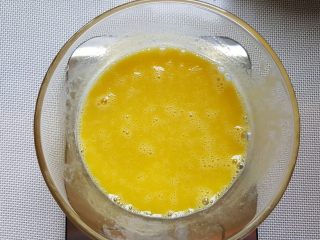 5、开口笑,将蛋液与花生油搅拌均匀，至乳化。