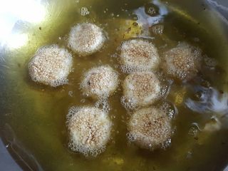 11、开口笑,锅中放入适量的油，先大火烧至六七成后关小火，放入小面团，不要动它，直至表面裂口后再进行翻动。