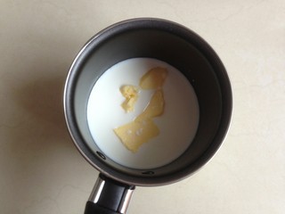 2、虎皮三明治,奶锅里放入牛奶和黄油，加热融化黄油即可。