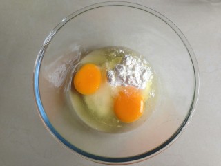 3、虎皮三明治,碗里装着面粉，糖，鸡蛋拌均匀。