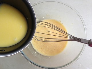4、虎皮三明治,将溶化了黄油的牛奶倒入面粉糊里，一边倒一边搅拌。