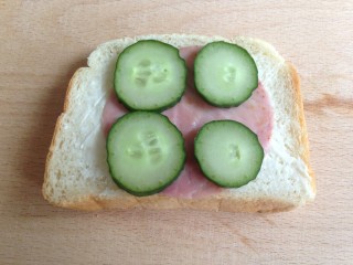 8、虎皮三明治,吐司片上涂沙拉酱放上一片火腿片，4块黄瓜片。