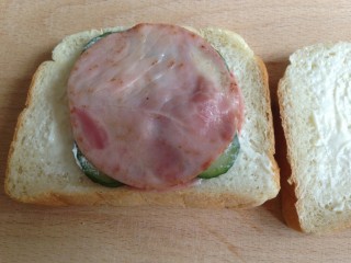 9、虎皮三明治,再放一片火腿片，最后盖一块涂了沙拉酱的吐司片。