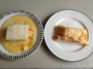 11、虎皮三明治,将吐司放在蛋皮上面，包在中间。