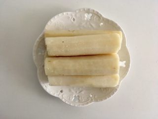 8、薏米红豆山药糕,煮熟的山药去皮