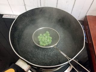 5、饺子皮披萨,再放入豌豆焯熟沥干水份备用