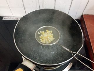 6、饺子皮披萨,再放入玉米粒焯熟沥干水分备用