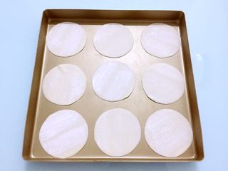 7、饺子皮披萨,把饺子皮放入不沾烤盘上