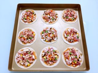 9、饺子皮披萨,放入所有的配料