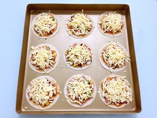 10、饺子皮披萨,再撒上马苏里拉芝士碎