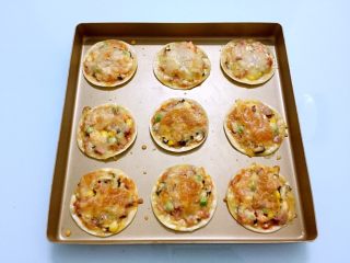 12、饺子皮披萨,烤至表面芝士融化变成金黄色即可