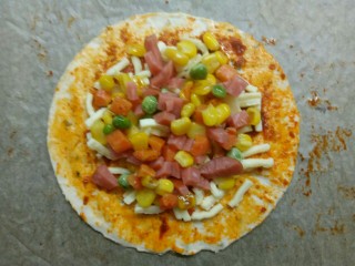 3、千层酥皮披萨,当上香肠丁和炒至半熟的司什锦菜