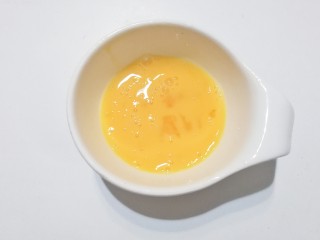 2、蘑菇饼干,鸡蛋一个打散备用；（带壳重56克）