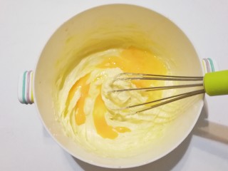 4、蘑菇饼干,然后再分次加入全蛋液搅打均匀；