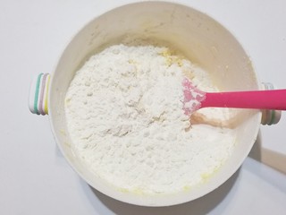 5、蘑菇饼干,筛入混合好的面粉，轻压翻拌均匀；（这时候可以挤点柠檬汁进去，我不大喜爱黄油味，所以加了点柠檬汁，没有可不加）