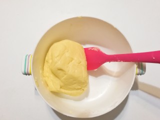 6、蘑菇饼干,用刮刀把面粉翻拌成团；