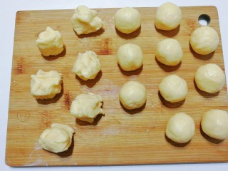 7、蘑菇饼干,然后把面团分成每个约重20克左右的小剂子再搓圆；