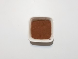 8、蘑菇饼干,找个小碟子倒入适量可可粉；