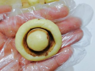 10、蘑菇饼干,然后取一份小面团，左手拿面团，右手把碑酒瓶轻轻按压上去，一个可爱的小蘑菇就出来啦；（每做一个，碑酒瓶都要沾一次可可粉）