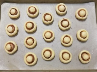 11、蘑菇饼干,依次做完所有的小蘑菇，然后放入预热好的烤箱中层上下火170度烤约25分钟左右即好；