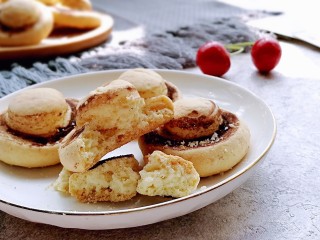 15、蘑菇饼干,成品！掰开一块，酥得掉渣哦！