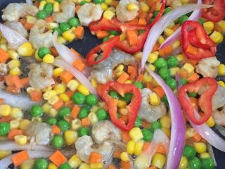 3、大虾披萨,菜翻炒片刻