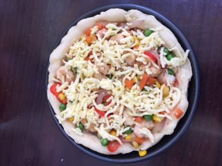 4、大虾披萨,配菜放在披萨饼上，撒上马苏里拉奶酪