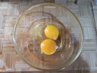 1、鸡蛋柿子意面+蔬菜沙拉+热牛奶,鸡蛋打入容器内备用