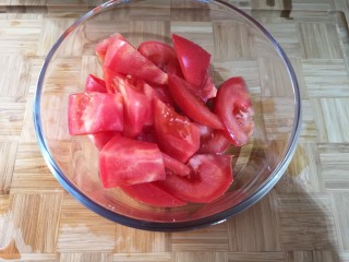 2、鸡蛋柿子意面+蔬菜沙拉+热牛奶,西红柿切不规则小块备用