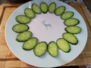 3、鸡蛋柿子意面+蔬菜沙拉+热牛奶,黄瓜切片摆盘备用