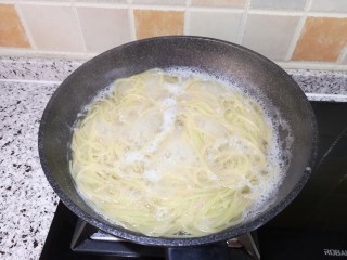 5、鸡蛋柿子意面+蔬菜沙拉+热牛奶,意大利面入水（加盐）煮十分钟，过凉水备用