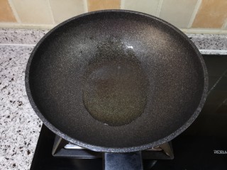 6、鸡蛋柿子意面+蔬菜沙拉+热牛奶,锅里加油烧热