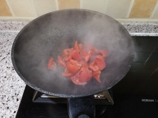 7、鸡蛋柿子意面+蔬菜沙拉+热牛奶,加入西红柿