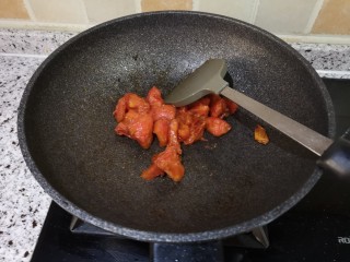 8、鸡蛋柿子意面+蔬菜沙拉+热牛奶,炒至软面，放入碗中备用