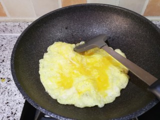 10、鸡蛋柿子意面+蔬菜沙拉+热牛奶,这个步骤和刚才炒西红柿一样，但是需要多放些油，然后待油温上来以后放入鸡蛋液，煎蛋????