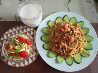 12、鸡蛋柿子意面+蔬菜沙拉+热牛奶,中间步骤没有图片，我简单介绍下吧。鸡蛋和西红柿炒完，直接放入黄油，牛奶，番茄酱，沙拉酱，意大利面翻炒一下就可以出锅喽！