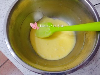 3、玉米油制作的曲奇照样颜值高口感酥,搅拌混合均匀。